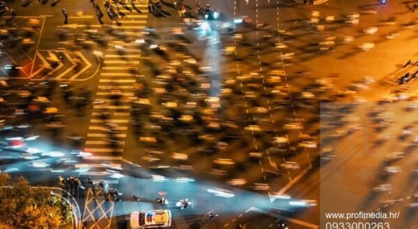 Chinese police have cracked down on an internet craze that saw thousands of cyclists throng a highway under cover of night to gorge on dumplings in a nearby city.The aerial photo taken on November 9, 2024 shows college students riding bicycles (top) on the Zhengkai Road in Zhengzhou, in northern China's Henan province. Chinese police have cracked down on an internet craze that saw thousands of cyclists throng a highway under cover of night to gorge on dumplings in a nearby city.,Fotografija: 933000263, licenca: Rights-managed, ograničenja: China OUT, dopuštenje modela:no, Credit line: STRINGER / AFP / Profimedia