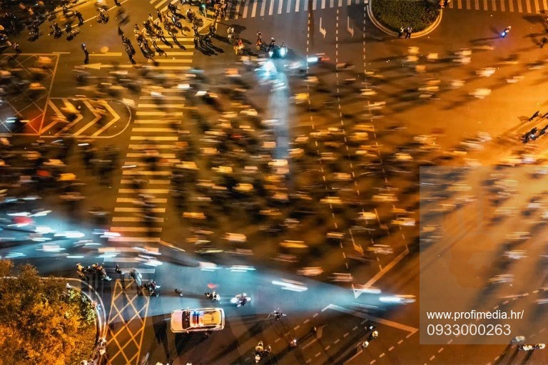 Chinese police have cracked down on an internet craze that saw thousands of cyclists throng a highway under cover of night to gorge on dumplings in a nearby city.The aerial photo taken on November 9, 2024 shows college students riding bicycles (top) on the Zhengkai Road in Zhengzhou, in northern China's Henan province. Chinese police have cracked down on an internet craze that saw thousands of cyclists throng a highway under cover of night to gorge on dumplings in a nearby city.,Fotografija: 933000263, licenca: Rights-managed, ograničenja: China OUT, dopuštenje modela:no, Credit line: STRINGER / AFP / Profimedia