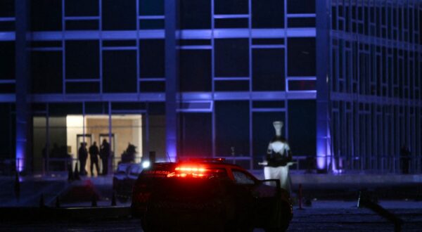 Police guard the crime scene where a man died after an explosion in front of Brazil's Supreme Federal Court in Brasilia, Brazil, on November 13, 2024. One person was found dead near Brazil's Supreme Court in Brasilia after two explosions prompted the evacuation of the building, officials said late Wednesday.,Image: 934144812, License: Rights-managed, Restrictions: , Model Release: no, Credit line: EVARISTO SA / AFP / Profimedia