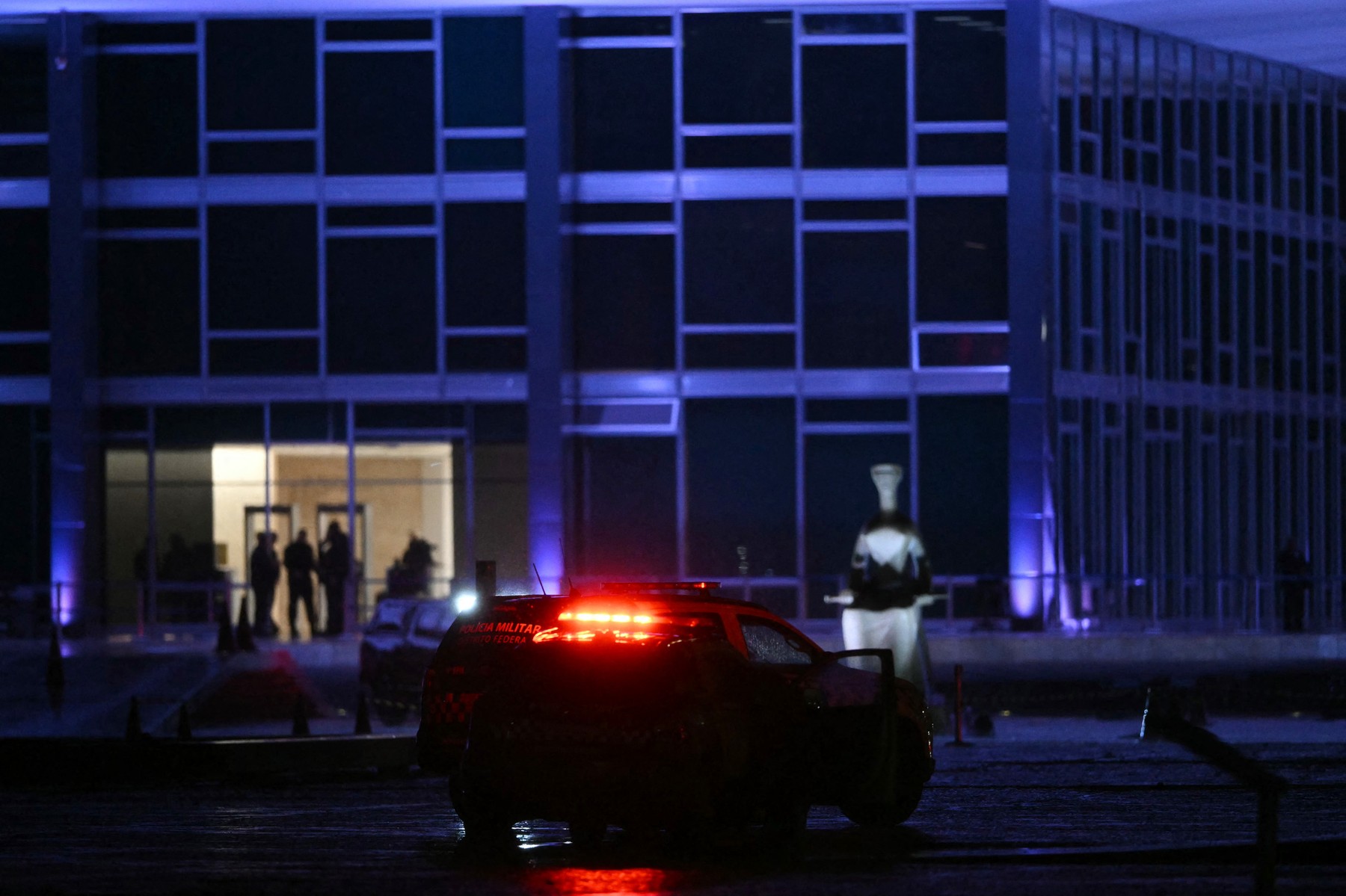 Police guard the crime scene where a man died after an explosion in front of Brazil's Supreme Federal Court in Brasilia, Brazil, on November 13, 2024. One person was found dead near Brazil's Supreme Court in Brasilia after two explosions prompted the evacuation of the building, officials said late Wednesday.,Image: 934144812, License: Rights-managed, Restrictions: , Model Release: no, Credit line: EVARISTO SA / AFP / Profimedia