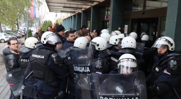 NOVI SAD, SERBIA - NOVEMBER 19: Supporters of opposition block entrance to Palace of Justice to protest fatal accident at train station killed 15 people, in Novi Sad, on November 19, 2024. Police intervene in protesters blocking the entrance. Aleksandar Savanovic / Anadolu/ABACAPRESS.COM,Image: 936321145, License: Rights-managed, Restrictions: , Model Release: no, Credit line: AA/ABACA / Abaca Press / Profimedia