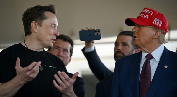 BROWNSVILLE, TEXAS - NOVEMBER 19: Elon Musk speaks with U.S. President-elect Donald Trump at a viewing of the launch of the sixth test flight of the SpaceX Starship rocket on November 19, 2024 in Brownsville, Texas. SpaceX’s billionaire owner, Elon Musk, a Trump confidante, has been tapped to lead the new Department of Government Efficiency alongside former presidential candidate Vivek Ramaswamy.   Brandon Bell,Image: 936512887, License: Rights-managed, Restrictions: , Model Release: no, Credit line: Brandon Bell / Getty images / Profimedia