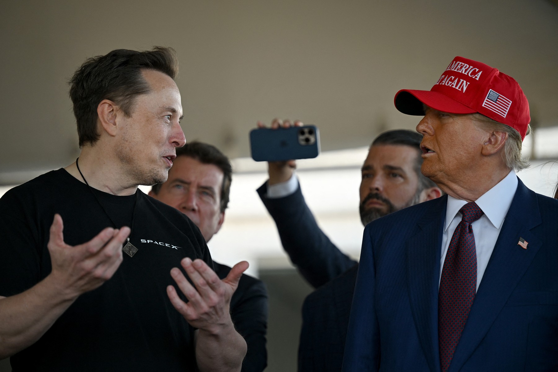 BROWNSVILLE, TEXAS - NOVEMBER 19: Elon Musk speaks with U.S. President-elect Donald Trump at a viewing of the launch of the sixth test flight of the SpaceX Starship rocket on November 19, 2024 in Brownsville, Texas. SpaceX’s billionaire owner, Elon Musk, a Trump confidante, has been tapped to lead the new Department of Government Efficiency alongside former presidential candidate Vivek Ramaswamy.   Brandon Bell,Image: 936512887, License: Rights-managed, Restrictions: , Model Release: no, Credit line: Brandon Bell / Getty images / Profimedia