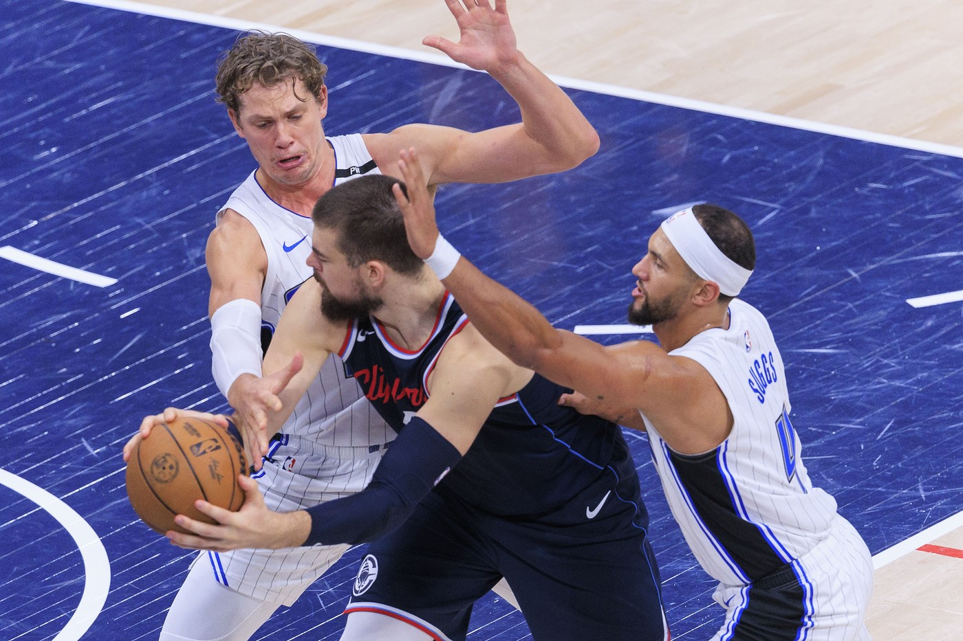 November 20, 2024, Inglewood, California, USA: Moe Wagner #21 of the Orlando Magic defends against Ivica Zubac #40 of the Los Angeles Clippers during their regular season NBA game on Wednesday November 20, 2024 at Intuit Dome Arena in Inglewood, California. Clippers defeats Magic, 104-93. JAVIER ROJAS/PI,Image: 937039222, License: Rights-managed, Restrictions: , Model Release: no, Credit line: Javier Rojas / Zuma Press / Profimedia