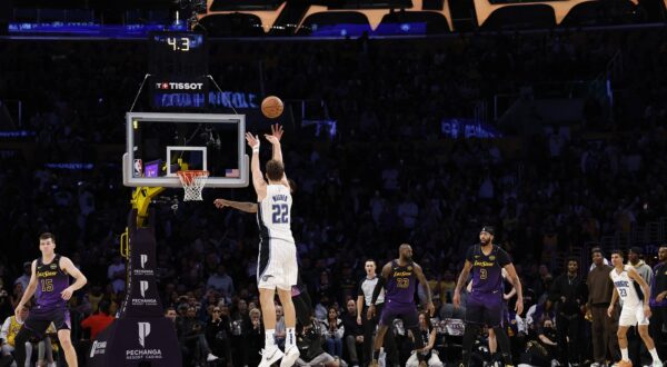 LOS ANGELES, CALIFORNIA - NOVEMBER 21: Franz Wagner #22 of the Orlando Magic makes a game winning three-point shot against the Los Angeles Lakers at Crypto.com Arena on November 21, 2024 in Los Angeles, California.,Image: 937418877, License: Rights-managed, Restrictions: , Model Release: no, Credit line: RONALD MARTINEZ / Getty images / Profimedia