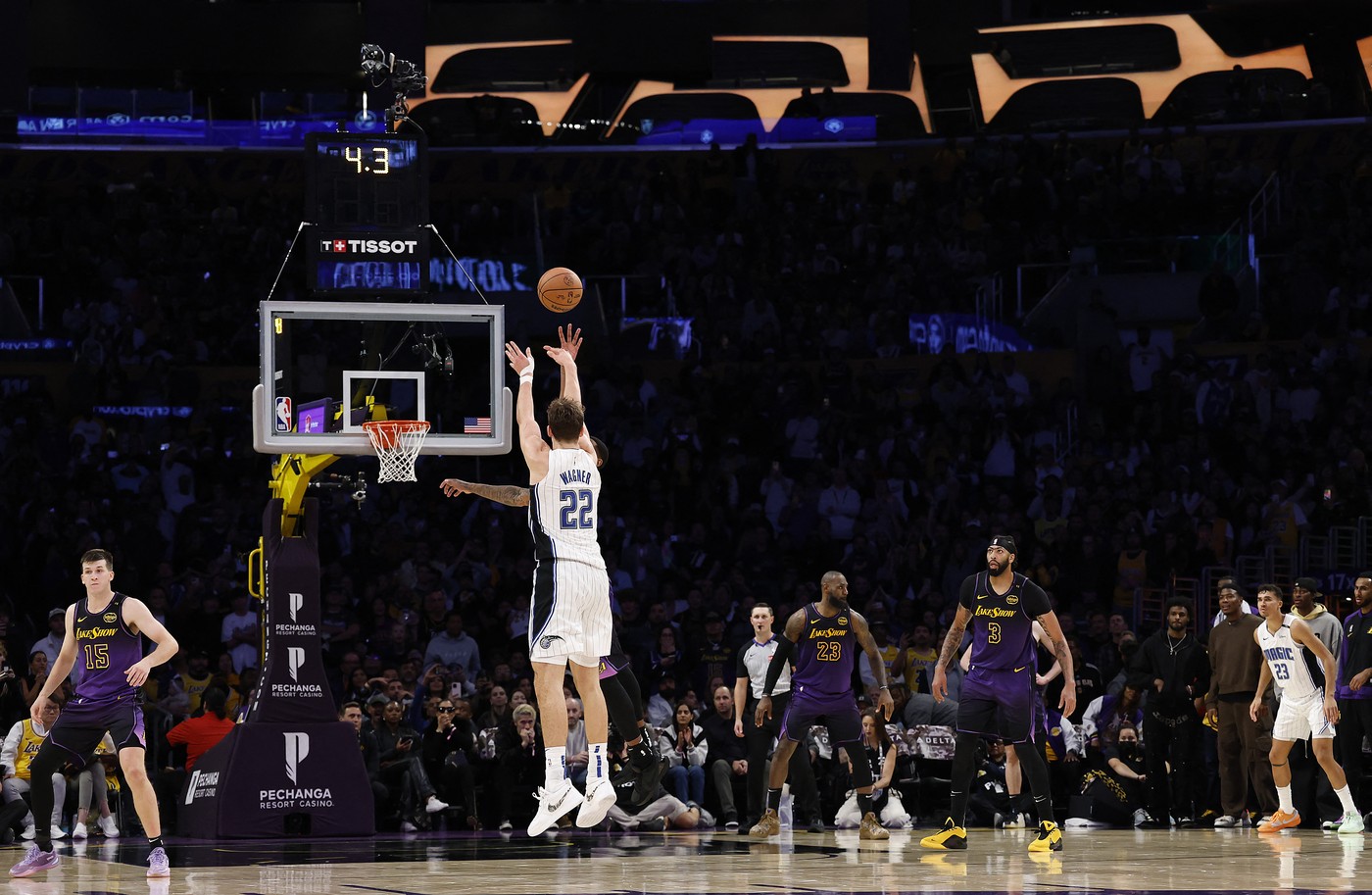 LOS ANGELES, CALIFORNIA - NOVEMBER 21: Franz Wagner #22 of the Orlando Magic makes a game winning three-point shot against the Los Angeles Lakers at Crypto.com Arena on November 21, 2024 in Los Angeles, California.,Image: 937418877, License: Rights-managed, Restrictions: , Model Release: no, Credit line: RONALD MARTINEZ / Getty images / Profimedia