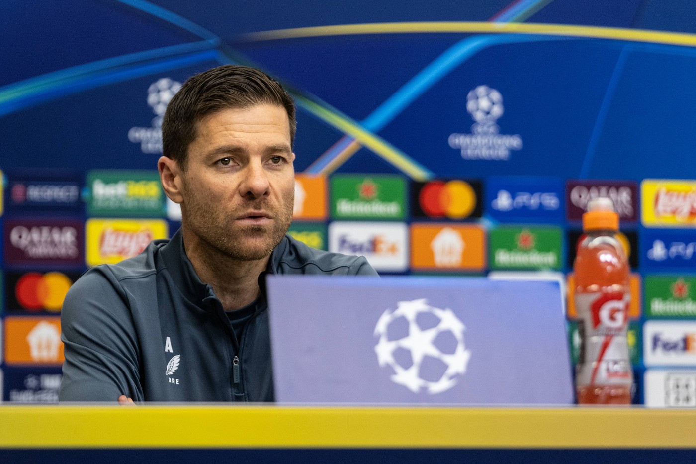 Pressekonferenz: Bayer 04 Leverkusen, 25.11.2024 Xabi Alonso Cheftrainer, Bayer 04 Leverkusen, Pressekonferenz: Bayer 04 Leverkusen BayArena, Leverkusen, 25.11.2024 Pressekonferenz zum UEFA Champions League Spiel gegen RB Salzburg. *** Press conference Bayer 04 Leverkusen, 25 11 2024 Xabi Alonso Head Coach, Bayer 04 Leverkusen , Press conference Bayer 04 Leverkusen BayArena, Leverkusen, 25 11 2024 Press conference for the UEFA Champions League match against RB Salzburg Copyright: xBEAUTIFULxSPORTS/Buriakovx,Image: 938628443, License: Rights-managed, Restrictions: , Model Release: no, Credit line: BEAUTIFUL SPORTS/Buriakov / imago sportfotodienst / Profimedia