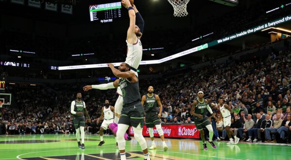 MINNEAPOLIS, MINNESOTA - NOVEMBER 29: Ivica Zubac #40 of the LA Clippers dunks the ball over Mike Conley #10 of the Minnesota Timberwolves in the first quarter during the Emirates NBA Cup at Target Center on November 29, 2024 in Minneapolis, Minnesota.,Image: 941024359, License: Rights-managed, Restrictions: , Model Release: no, Credit line: David Berding / Getty images / Profimedia