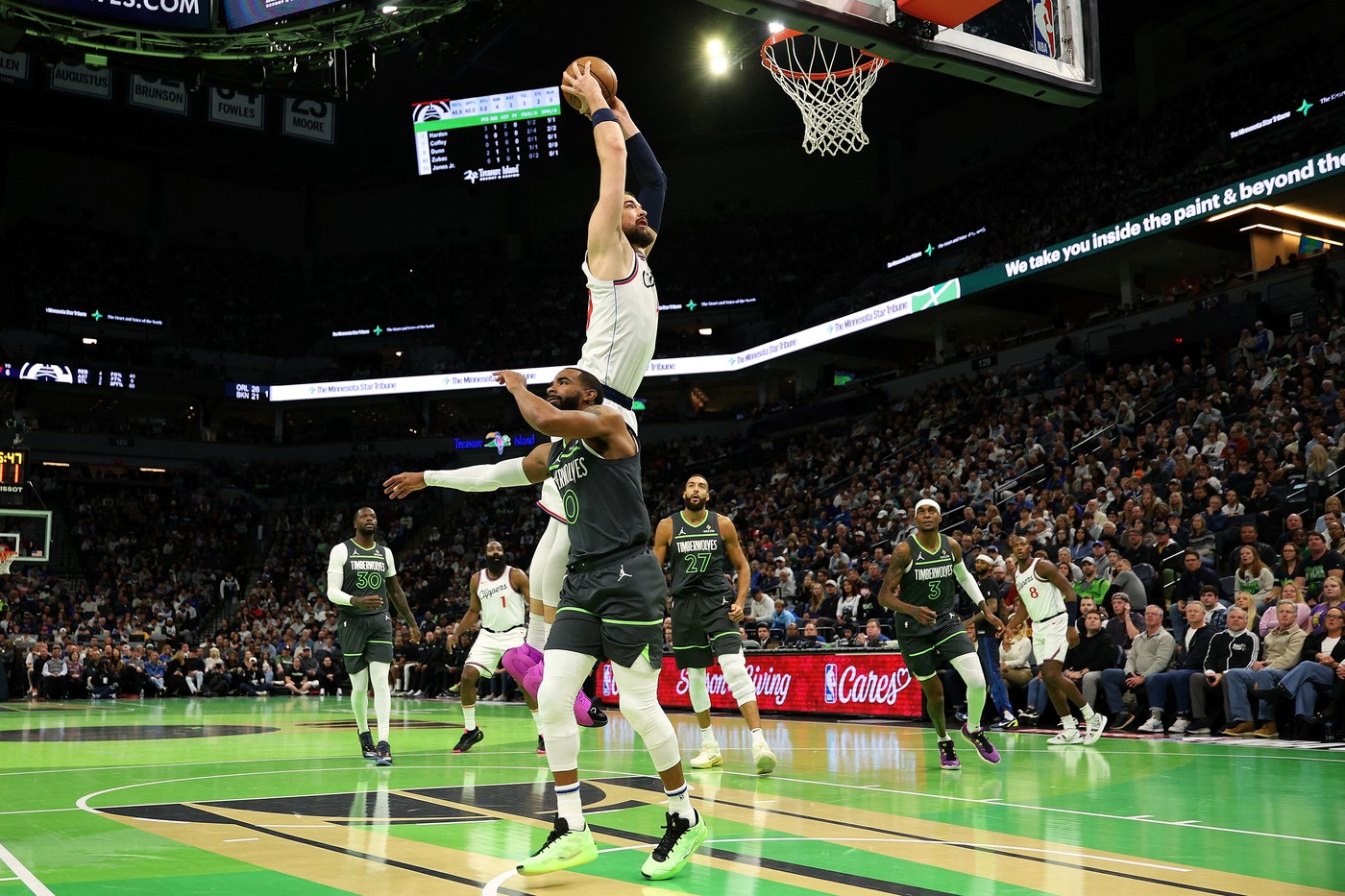 MINNEAPOLIS, MINNESOTA - NOVEMBER 29: Ivica Zubac #40 of the LA Clippers dunks the ball over Mike Conley #10 of the Minnesota Timberwolves in the first quarter during the Emirates NBA Cup at Target Center on November 29, 2024 in Minneapolis, Minnesota.,Image: 941024359, License: Rights-managed, Restrictions: , Model Release: no, Credit line: David Berding / Getty images / Profimedia