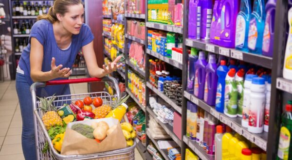 Surprised woman looking at product on shelf at supermarket,Image: 253492152, License: Royalty-free, Restrictions: , Model Release: yes, Credit line: - / Wavebreak / Profimedia