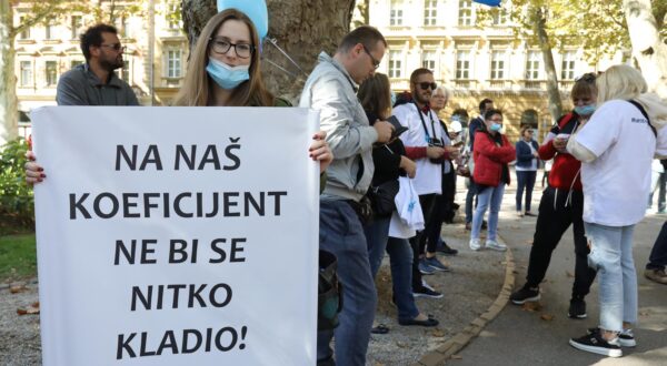 23.09.2021. Zagreb - Prosvjed zdravstvenih sindikalnih radnika zbog obvezne COVID potvrde s kojom moraju dolaziti na posaorr Photo: Patrik Macek/PIXSELL