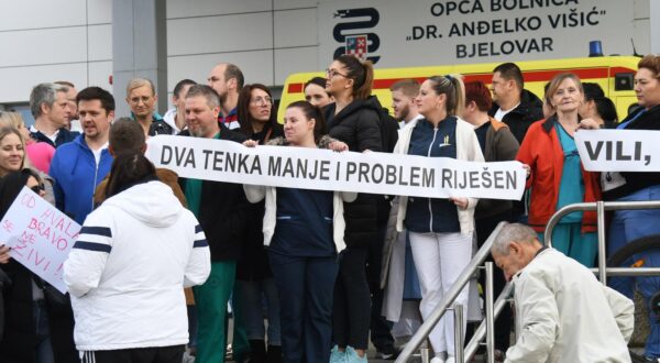 11.11.2024., Bjelovar - Zdravstveni djelatnici Opce bolnice dr. Andjelko Visic  strajkaju ispred bolnice - radioloski tehnolozi, laboranti,  dio sestara, vozaci saniteta.... Photo: Damir Spehar/PIXSELL