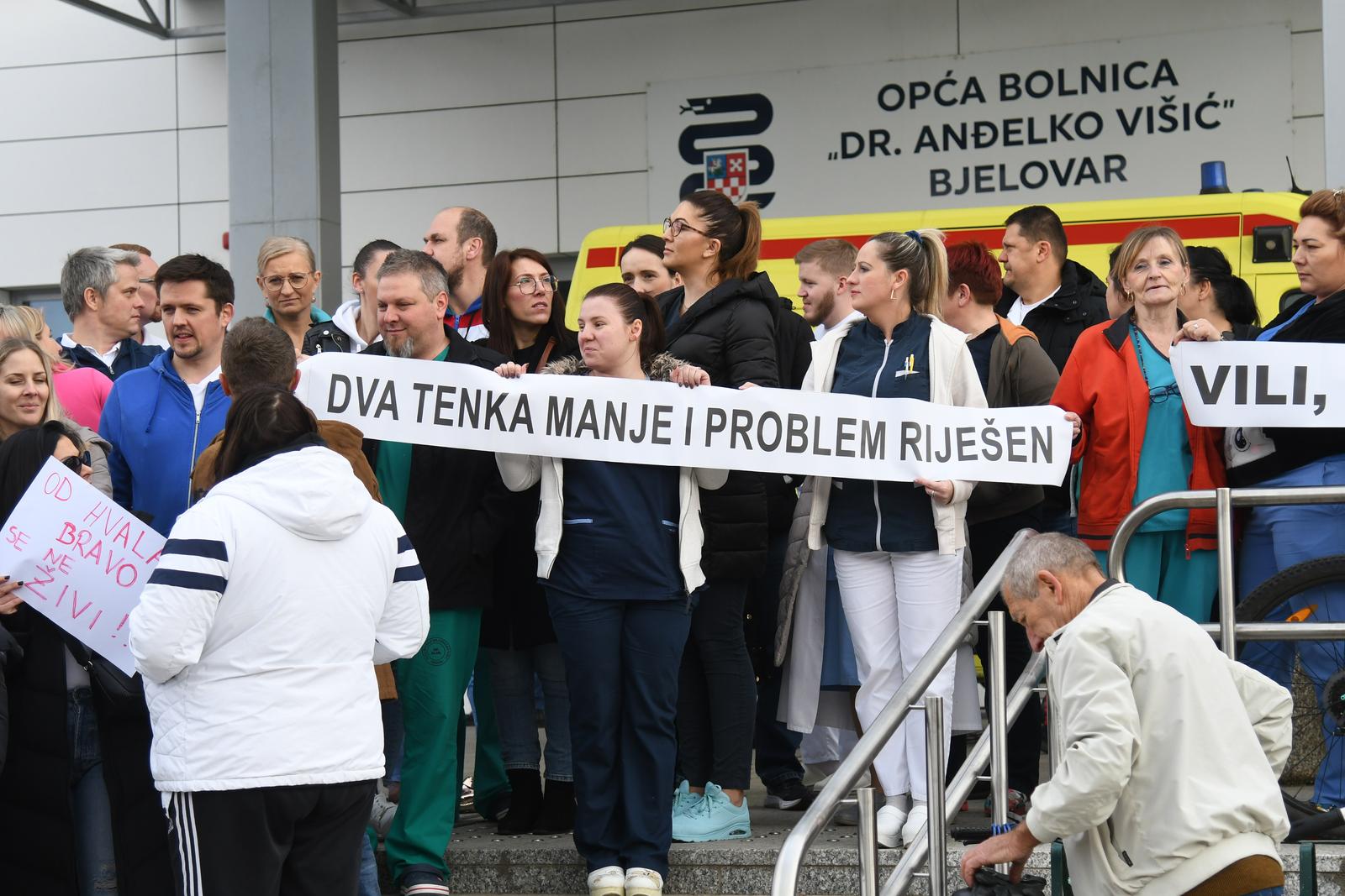 11.11.2024., Bjelovar - Zdravstveni djelatnici Opce bolnice dr. Andjelko Visic  strajkaju ispred bolnice - radioloski tehnolozi, laboranti,  dio sestara, vozaci saniteta.... Photo: Damir Spehar/PIXSELL