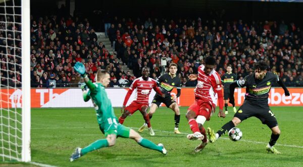 GUINGAMP, 10-12-2024. Stade de Roudourou. UEFA Champions League season 2024/25, match between PSV and Stade Brest 29, Stade Brest goalkeeper Marco Bizot, PSV player Ricardo Pepi Brest - PSV PUBLICATIONxNOTxINxNED x26978479x Copyright: