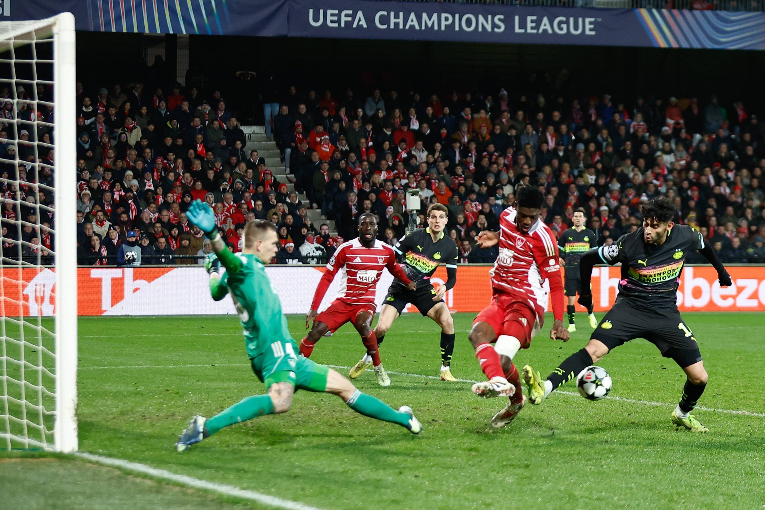 GUINGAMP, 10-12-2024. Stade de Roudourou. UEFA Champions League season 2024/25, match between PSV and Stade Brest 29, Stade Brest goalkeeper Marco Bizot, PSV player Ricardo Pepi Brest - PSV PUBLICATIONxNOTxINxNED x26978479x Copyright: