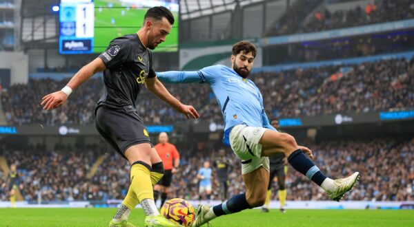 Manchester City v Everton Premier League 26 12 2024. Jack Harrison (11) of Everton crosses the ball watched by Josko Gvardiol (24) of Manchester City the Premier League match between Manchester City and Everton at the Etihad Stadium, Manchester, England on 26 December 2024. Manchester Etihad Stadium Manchester England Editorial use only DataCo restrictions apply See www.football-dataco.com , Copyright: xConorxMolloyx PSI-21135-0054