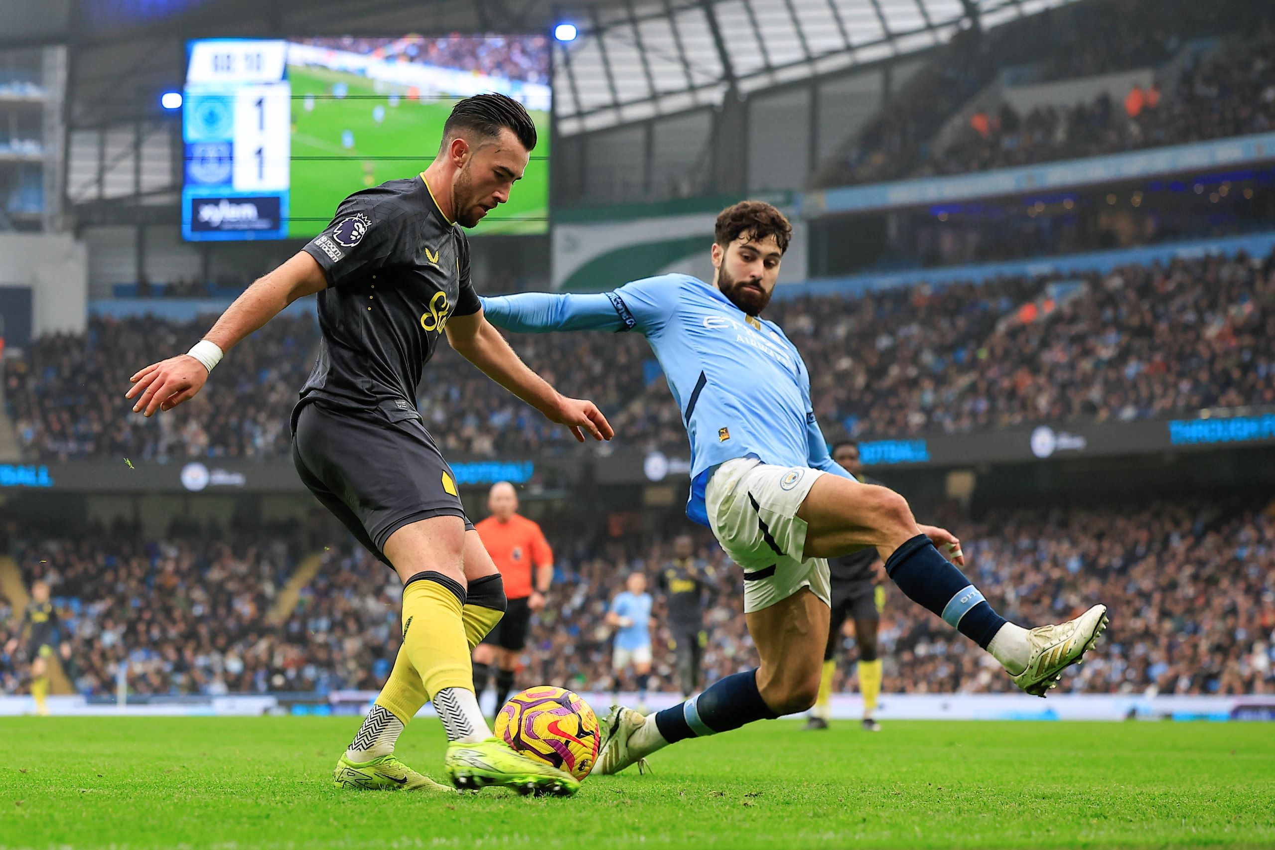 Manchester City v Everton Premier League 26 12 2024. Jack Harrison (11) of Everton crosses the ball watched by Josko Gvardiol (24) of Manchester City the Premier League match between Manchester City and Everton at the Etihad Stadium, Manchester, England on 26 December 2024. Manchester Etihad Stadium Manchester England Editorial use only DataCo restrictions apply See www.football-dataco.com , Copyright: xConorxMolloyx PSI-21135-0054