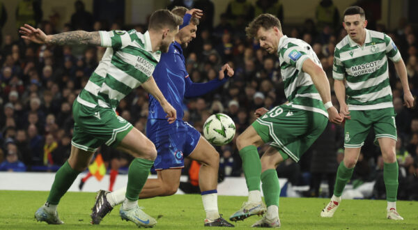 Chelsea's Kiernan Dewsbury-Hall, second from left, and Shamrock Rovers's Markus Poom vie for the ball during the Europa Conference League opening phase soccer match between Chelsea and Shamrock Rovers at Stamford Bridge stadium in London, Thursday, Dec. 19, 2024. (AP Photo/Ian Walton)