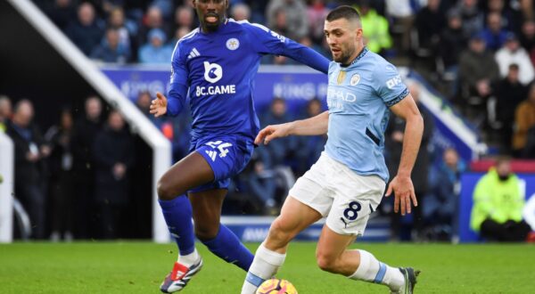 Manchester City's Mateo Kovacic, right, duels for the ball with Leicester's Boubakary Soumare during the English Premier League soccer match between Leicester City and Manchester City at King Power stadium in Leicester, England, Sunday, Dec. 29, 2024. (AP Photo/Rui Vieira) Britain Soccer Premier League