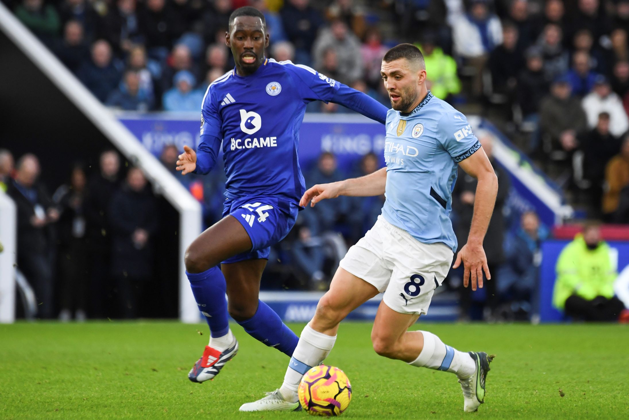 Manchester City's Mateo Kovacic, right, duels for the ball with Leicester's Boubakary Soumare during the English Premier League soccer match between Leicester City and Manchester City at King Power stadium in Leicester, England, Sunday, Dec. 29, 2024. (AP Photo/Rui Vieira) Britain Soccer Premier League