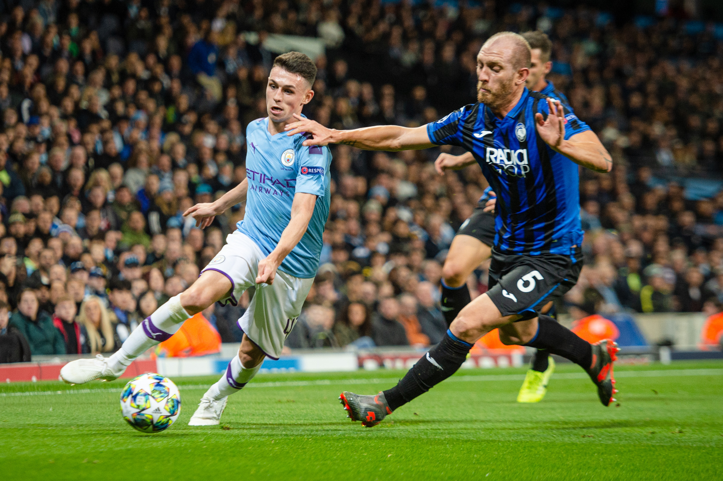 Manchester City v Atalanta BC UEFA Champions League Andrea Masiello of Atalanta BC holds up Phil Foden of Manchester City during the UEFA Champions League match at the Etihad Stadium, Manchester PUBLICATIONxNOTxINxUKxCHN Copyright: xMattxWilkinsonx FIL-13766-0019