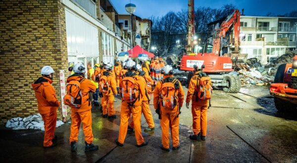 DEN HAAG - Emergency services are searching for victims under the rubble near the Tarwekamp. Two explosions caused havoc and destroyed several homes. Five bodies have been recovered so far. ANP JOSH WALET netherlands out - belgium out,Image: 944303822, License: Rights-managed, Restrictions: *** World Rights Except Belgium, France, Germany, The Netherlands, and The UK *** BELOUT DEUOUT FRAOUT GBROUT NDLOUT, Model Release: no, Credit line: ANP / ddp USA / Profimedia