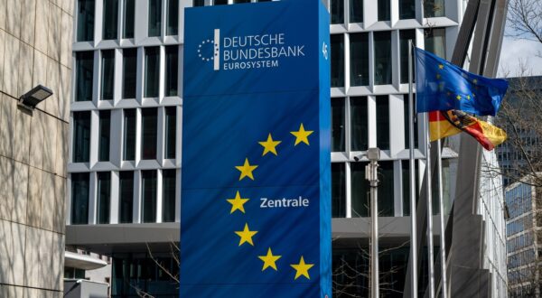 Deutsche Bundesbank Zentrale in Frankfurt 21.03.24, Frankfurt: Symbolfoto, Illustrationsbild, Symbolbild, Illustrationsfoto Deutsche Bundesbank Zentrale in Frankfurt Eine markante Stele mit dem Logo und dem Schriftzug der Deutschen Bundesbank steht im Vordergrund, mit der modernen Architektur der Zentralbank im Hintergrund in Frankfurt am Main Frankfurt Hessen Germany *** Deutsche Bundesbank Headquarters in Frankfurt 21 03 24, Frankfurt Symbol photo, illustration image, symbol image, illustration photo Deutsche Bundesbank Headquarters in Frankfurt A striking stele with the logo and lettering of the Deutsche Bundesbank stands in the foreground, with the modern architecture of the central bank in the background in Frankfurt am Main Frankf,Image: 858779323, License: Rights-managed, Restrictions: imago is entitled to issue a simple usage license at the time of provision. Personality and trademark rights as well as copyright laws regarding art-works shown must be observed. Commercial use at your own risk., Model Release: no, Credit line: onemorepicture / Thorsten Wagner / imago stock&people / Profimedia