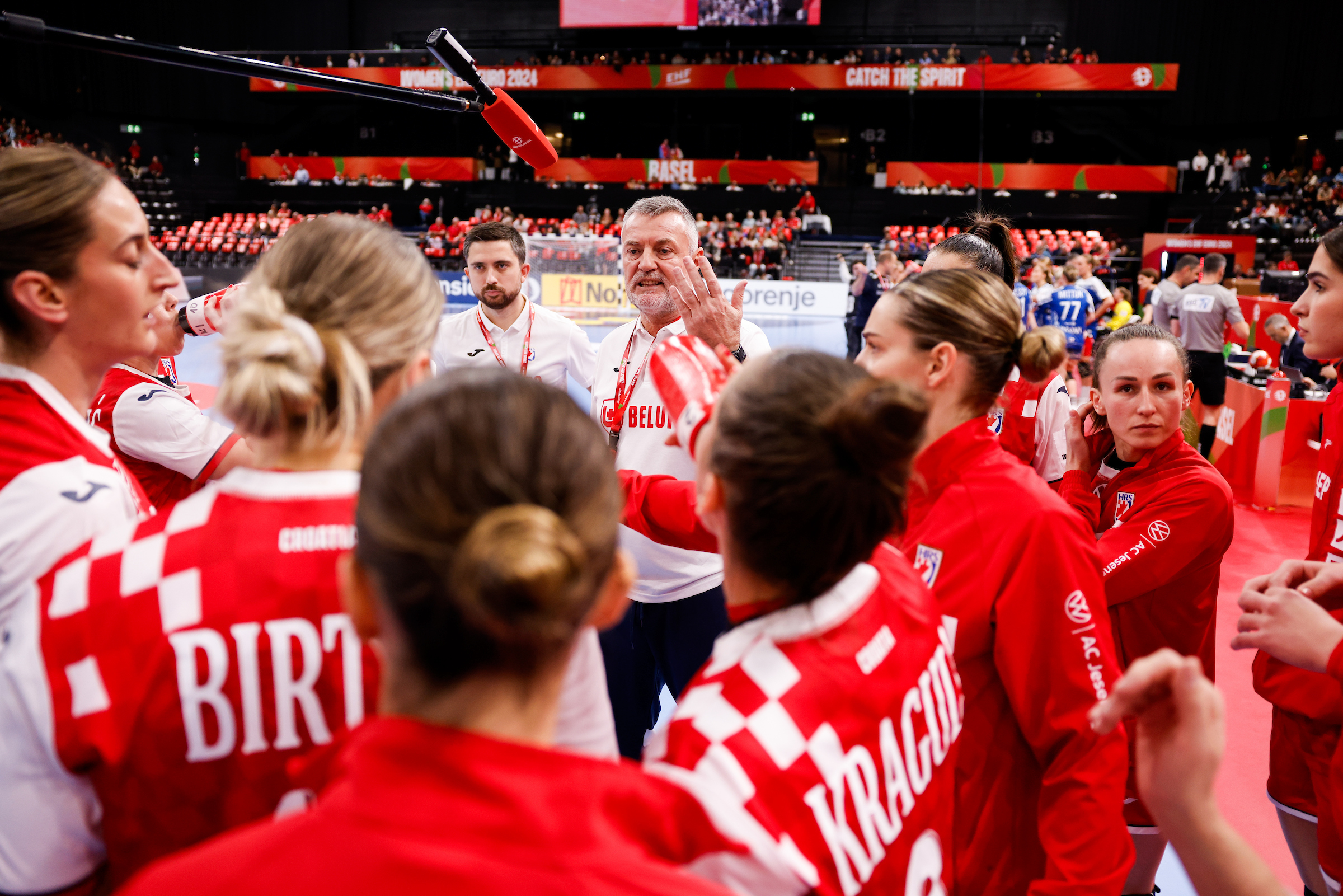 Sara SENVALD, Ivica OBRVAN (coach), Stela POSAVEC and Mia BRKIĆ, Croatia vs Faroe Islands, Women's EHF EURO 2024, Austria, Hungary, Switzerland, 01.12.2024, Mandatory Credit © Nebojsa Tejic / kolektiff