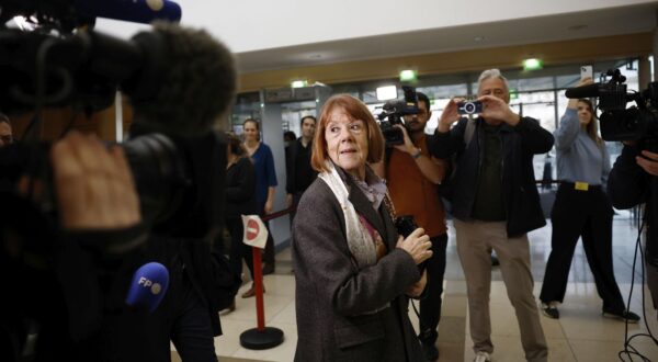 epa11739300 Gisele Pelicot (C) arrives at the criminal court in Avignon, France, 25 November 2024, where her ex-husband stands trial. Dominique Pelicot is accused of drugging and raping his then-wife, Gisele Pelicot. He is also accused of inviting dozens of men to rape her while she was unconscious at their home in Mazan, France, between 2011 and 2020. Fifty other men are facing trial for their alleged involvement. Dominique Pelicot could face a maximum sentence of 20 years in prison if convicted.  EPA/YOAN VALAT