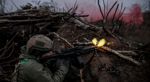 epa11751489 A handout photo made available by the press service of the Ukrainian Armed Forces's 24th Mechanized Brigade on 01 December 2024 shows a serviceman of the 24th Mechanized Brigade named after King Danylo firing a weapon during a drill at an undisclosed location in the Donetsk region, eastern Ukraine, 29 November 2024, amid the Russian invasion. Russian troops entered Ukrainian territory on 24 February 2022, starting a conflict that has provoked destruction and a humanitarian crisis.  EPA/24TH MECHANIZED BRIGADE PRESS SERVICE HANDOUT HANDOUT EDITORIAL USE ONLY/NO SALES