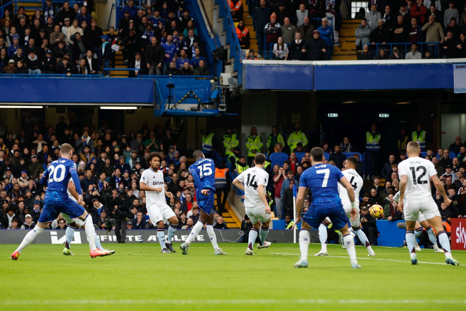 epa11751567 Nicolas Jackson of Chelsea (CL) scores the 1-0 goal during the English Premier League match between Chelsea and Aston Villa in London, Britain, 01 December 2024.  EPA/DAVID CLIFF EDITORIAL USE ONLY. No use with unauthorized audio, video, data, fixture lists, club/league logos, 'live' services or NFTs. Online in-match use limited to 120 images, no video emulation. No use in betting, games or single club/league/player publications.