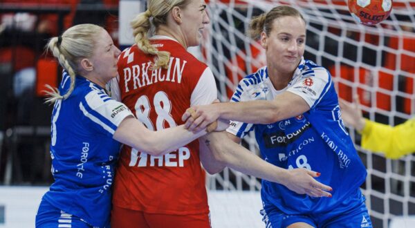 epa11751818 Croatia's Kristina Prkacin (C) and Faroe Islands' Brynja Hoej and Pernille Brandenborg in action during the EHF Women's EURO 2024 preliminary round match between Croatia and Faroe Islands in Basel, Switzerland, 01 December 2024.  EPA/Liselotte Sabroe  DENMARK OUT