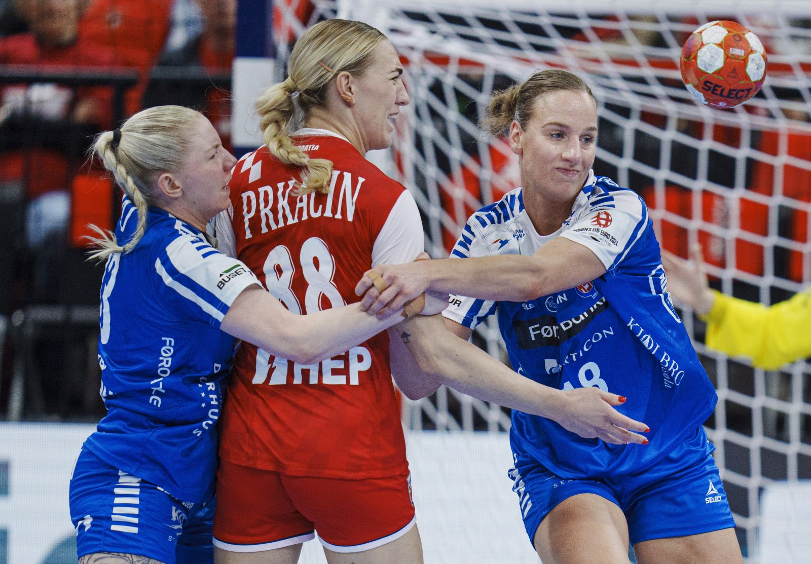 epa11751818 Croatia's Kristina Prkacin (C) and Faroe Islands' Brynja Hoej and Pernille Brandenborg in action during the EHF Women's EURO 2024 preliminary round match between Croatia and Faroe Islands in Basel, Switzerland, 01 December 2024.  EPA/Liselotte Sabroe  DENMARK OUT