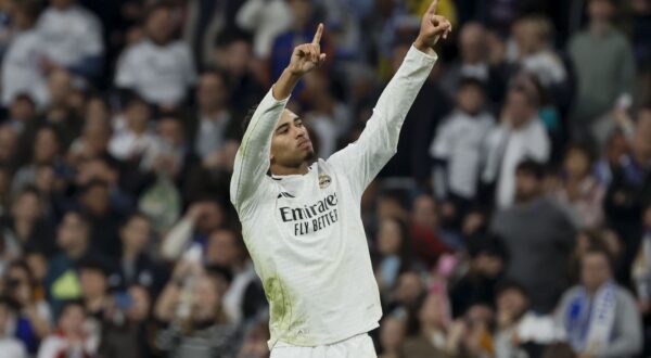 epa11751871 Real Madrid's Jude Bellingham celebrates after scoring the 1-0 lead during the Spanish LaLiga EA Sports soccer match between Real Madrid and Getafe at Santiago Bernabeu stadium in Madrid, Spain, 01 December 2024.  EPA/Ballesteros