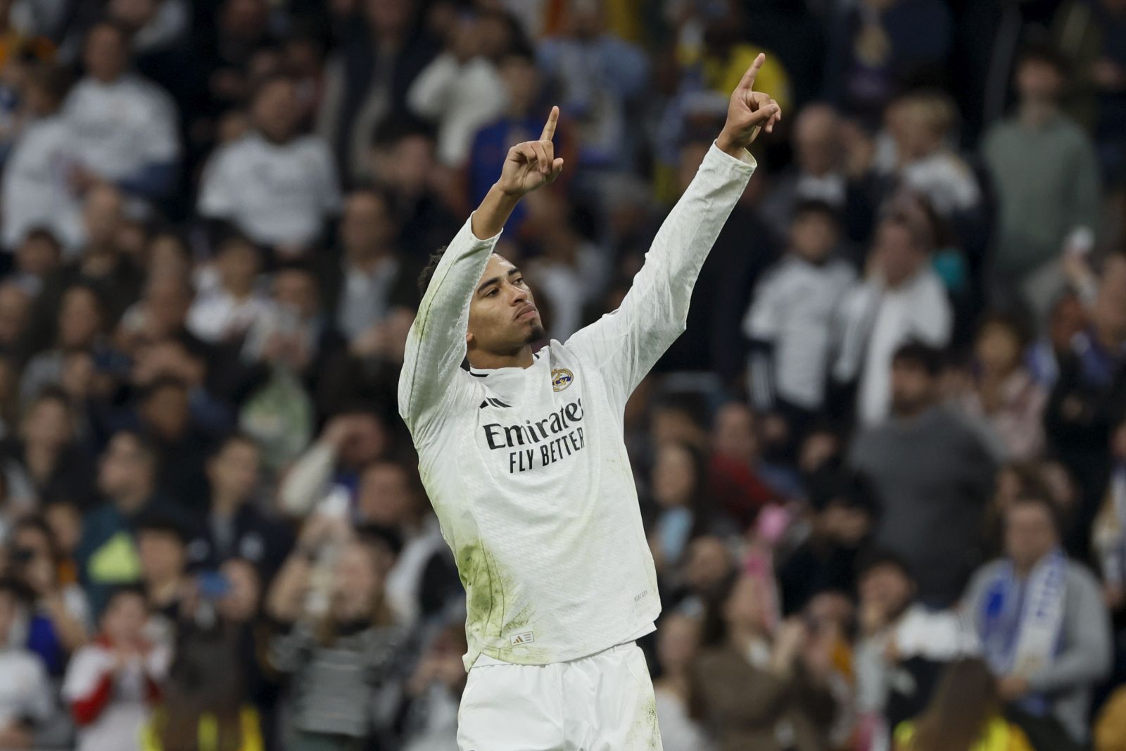 epa11751871 Real Madrid's Jude Bellingham celebrates after scoring the 1-0 lead during the Spanish LaLiga EA Sports soccer match between Real Madrid and Getafe at Santiago Bernabeu stadium in Madrid, Spain, 01 December 2024.  EPA/Ballesteros