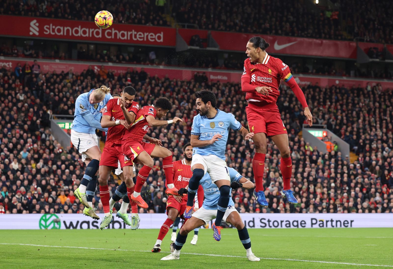 epa11752071 Virgil van Dijk (R) of Liverpool in action during the English Premier League match between Liverpool and Manchester City in Liverpool, Britain, 01 December 2024.  EPA/ADAM VAUGHAN EDITORIAL USE ONLY. No use with unauthorized audio, video, data, fixture lists, club/league logos, 'live' services or NFTs. Online in-match use limited to 120 images, no video emulation. No use in betting, games or single club/league/player publications.