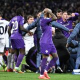 epa11752149 Players and staff block sight onto Fiorentina's Edoardo Bove getting medical attention during the Italian Serie A soccer match between ACF Fiorentina and Inter Milan, in Florence, Italy, 01 December 2024. The match was abandoned after Fiorentina's Edoardo Bove suffered a serious injury 16 minutes into the game.  EPA/CLAUDIO GIOVANNINI