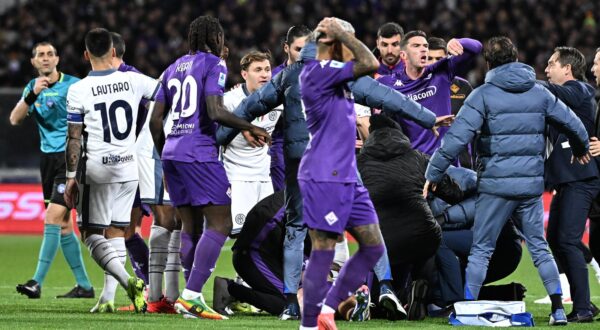 epa11752149 Players and staff block sight onto Fiorentina's Edoardo Bove getting medical attention during the Italian Serie A soccer match between ACF Fiorentina and Inter Milan, in Florence, Italy, 01 December 2024. The match was abandoned after Fiorentina's Edoardo Bove suffered a serious injury 16 minutes into the game.  EPA/CLAUDIO GIOVANNINI