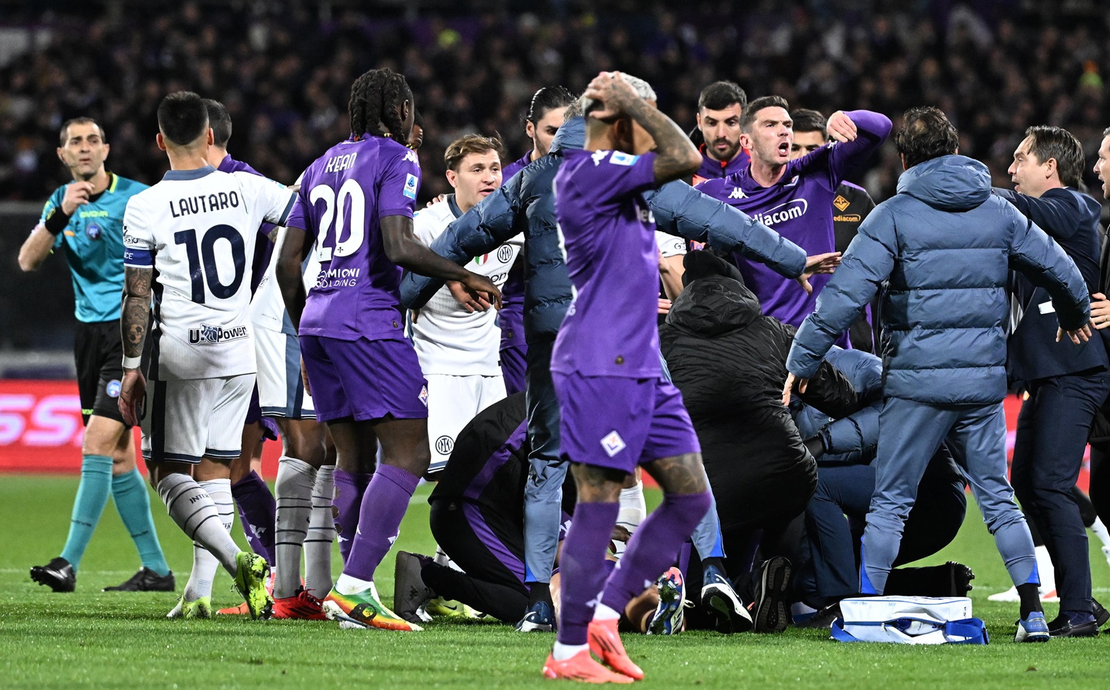 epa11752149 Players and staff block sight onto Fiorentina's Edoardo Bove getting medical attention during the Italian Serie A soccer match between ACF Fiorentina and Inter Milan, in Florence, Italy, 01 December 2024. The match was abandoned after Fiorentina's Edoardo Bove suffered a serious injury 16 minutes into the game.  EPA/CLAUDIO GIOVANNINI