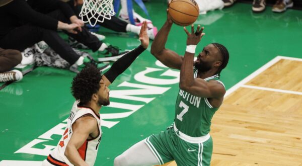 epa11757889 Boston Celtics guard Jaylen Brown drives to the basket against Detroit Pistons guard Cade Cunningham during the first half of an NBA game in Boston, Massachusetts, USA, 04 December 2024.  EPA/CJ GUNTHER SHUTTERSTOCK OUT