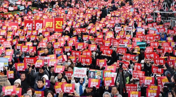 epa11761580 Protesters hold placards calling for the impeachment of President Yoon Suk Yeol in front of the National Assembly in Seoul, South Korea, 07 December 2024. Yoon apologised to the nation in a short televised address ahead of a vote on his impeachment in the National Assembly on 07 December. He faces an impeachment motion from opposition lawmakers after he declared and then reversed martial law, citing the need to root out pro-North Korean forces and uphold the constitutional order.  EPA/HAN MYUNG-GU