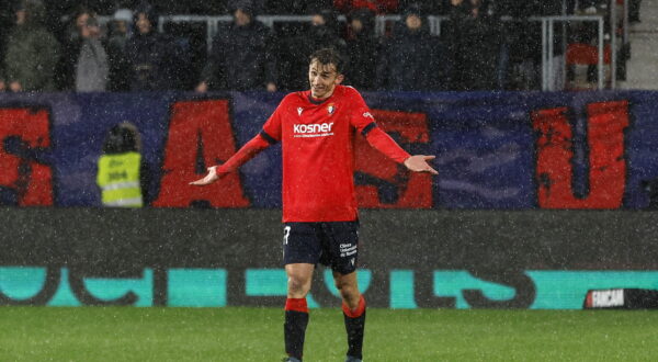 epa11765574 Osasuna's Ante Budimir gestures during the Spanish LaLiga soccer match between CA Osasuna and Deportivo Alaves, in Pamplona, Spain, 08 December 2024.  EPA/Villar Lopez