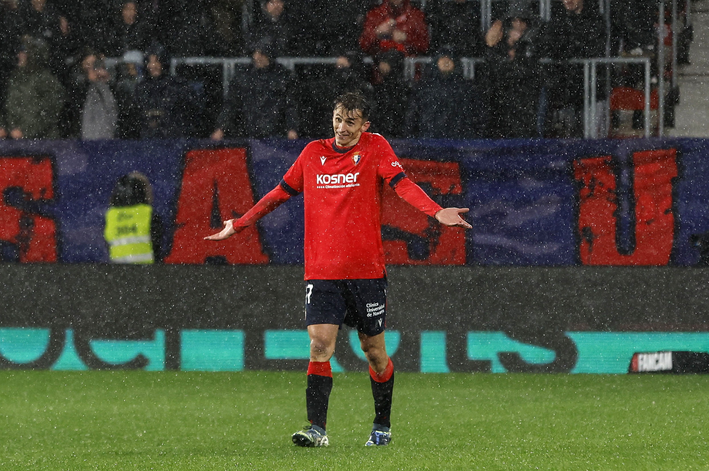 epa11765574 Osasuna's Ante Budimir gestures during the Spanish LaLiga soccer match between CA Osasuna and Deportivo Alaves, in Pamplona, Spain, 08 December 2024.  EPA/Villar Lopez