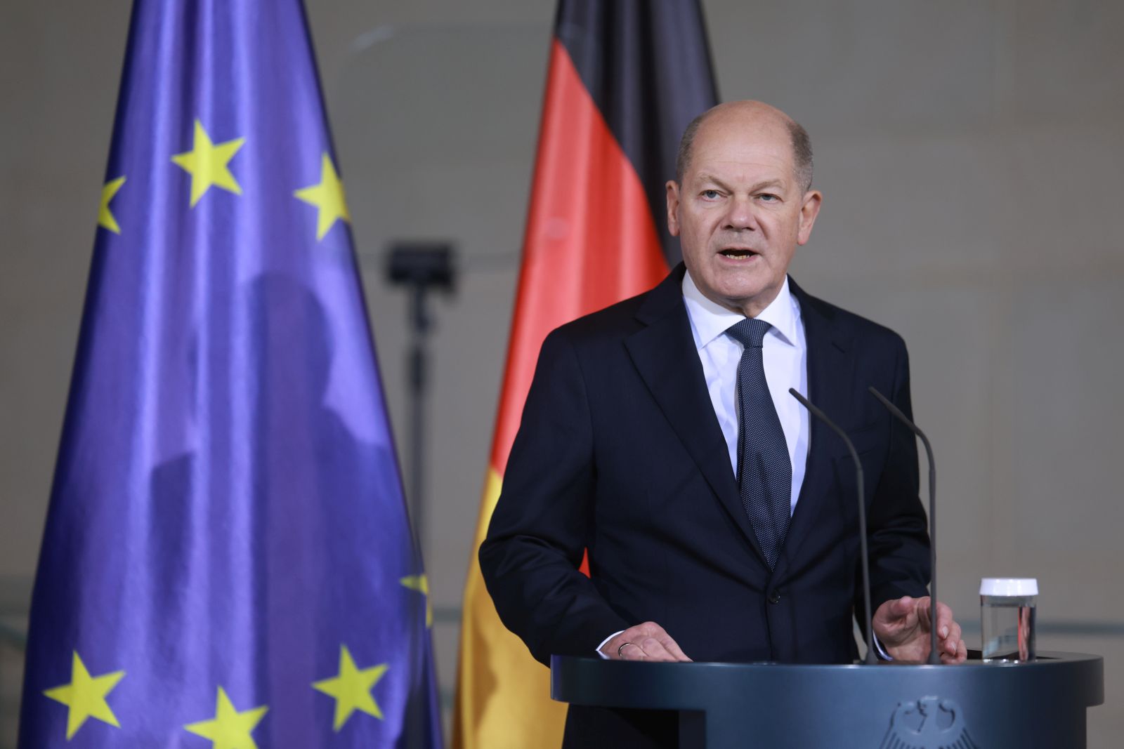 epa11770414 German Chancellor Olaf Scholz delivers a statement on requesting parliament's confidence vote at the Chancellery in Berlin, Germany, 11 December 2024. Scholz has submitted a request for a vote of confidence in the German Parliament Bundestag, in order to pave the way for new federal elections.  EPA/CLEMENS BILAN