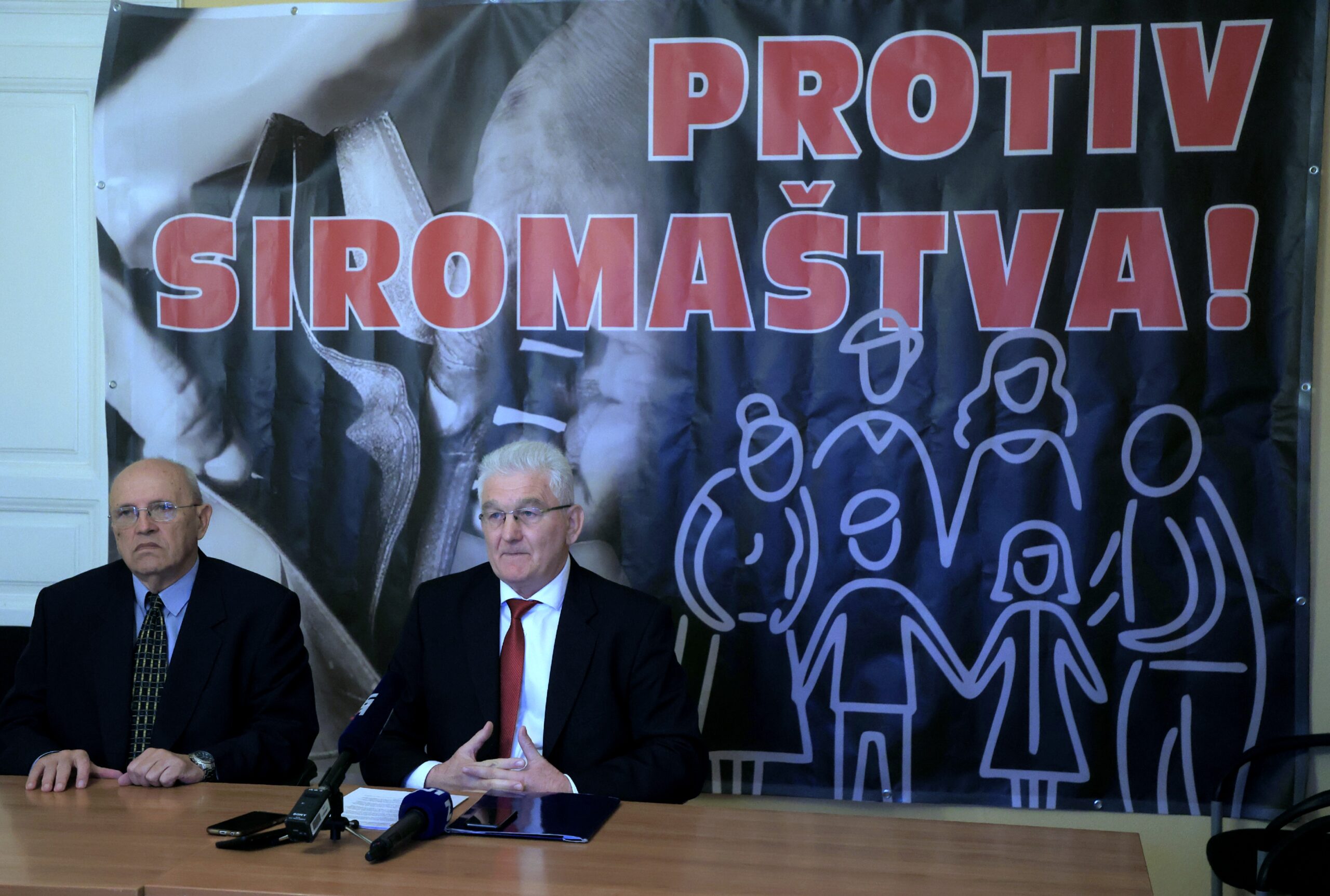 Zagreb.12.12.2024. - Predsjednik Bloka umirovljenici zajedno (BUZ) Milivoj Špika održao je konferenciju za medije na kojoj je najavio prosvjed naslovljen "Protiv siromaštva, korupcije i kriminala" za 13. prosinca.Na slici Milivoj Špika i Ivan Kresonja.foto HINA/ Tomislav Pavlek/ tp