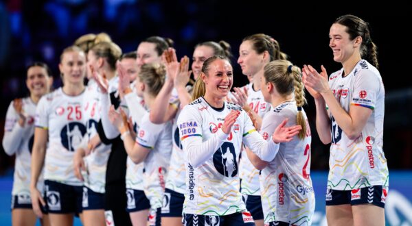 epa11775459 Team Norway celebrates winning the the EHF Women's EURO 2024 semifinal match between Hungary and Norway, in Vienna, Austria, 13 December 2024.  EPA/MAX SLOVENCIK