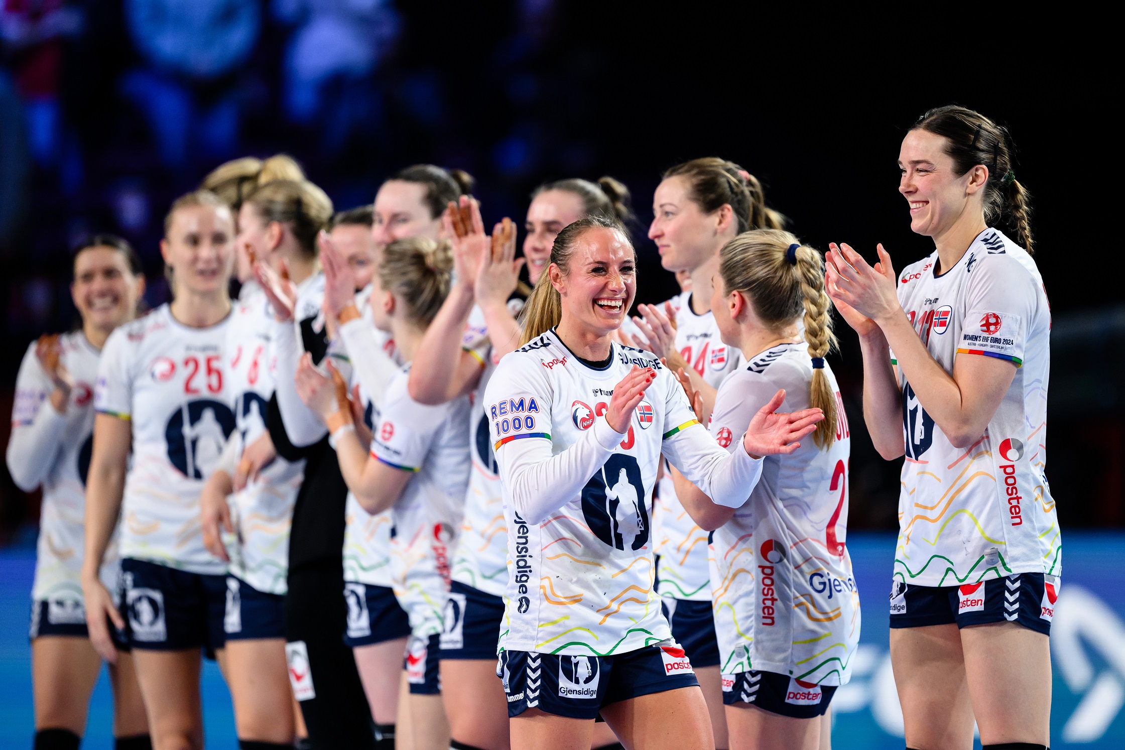 epa11775459 Team Norway celebrates winning the the EHF Women's EURO 2024 semifinal match between Hungary and Norway, in Vienna, Austria, 13 December 2024.  EPA/MAX SLOVENCIK