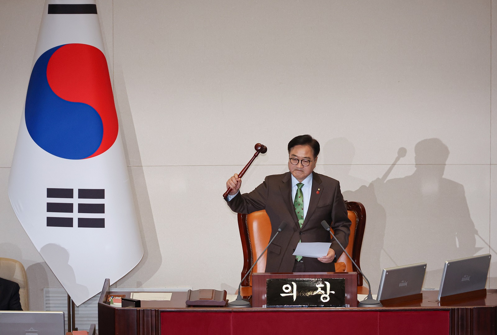 epa11776032 National Assembly Speaker Woo Won-shik declares the passage of an impeachment motion against President Yoon Suk Yeol at the parliament in Seoul, South Korea, 14 December 2024.  EPA/YONHAP SOUTH KOREA OUT