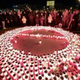 Zagreb, 20.12.2024 - Okupljanje sa svijećama ispred OŠ Prečko nakon jutrošnjeg napada u kojemu je smrtno stradalo jedno dijete. foto HINA/ Damir SENČAR/ ik