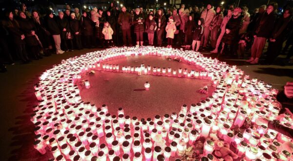 Zagreb, 20.12.2024 - Okupljanje sa svijećama ispred OŠ Prečko nakon jutrošnjeg napada u kojemu je smrtno stradalo jedno dijete. foto HINA/ Damir SENČAR/ ik